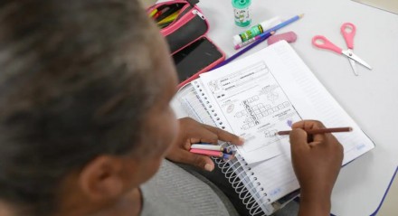 A elevada taxa de analfabetismo entre os mais velhos é um reflexo da dívida educacional brasileira, diz o IBGE