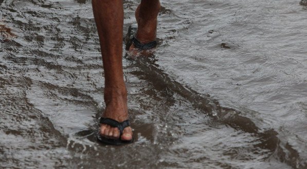 Rua alagada ap&oacute;s chuva no Recife - imagem ilustrativa