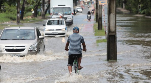 Imagem ilustrativa de alagamento na cidade; chuva no Recife cai desde a sexta-feira (14)