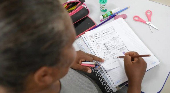 A elevada taxa de analfabetismo entre os mais velhos é um reflexo da dívida educacional brasileira, diz o IBGE