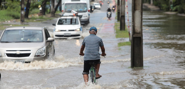 Rua alagada após chuva no Recife