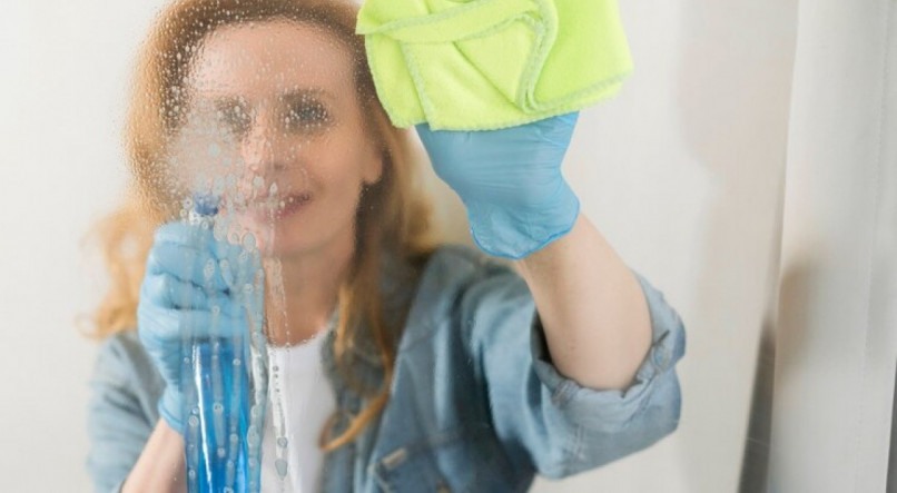 Mulher limpando vidro
