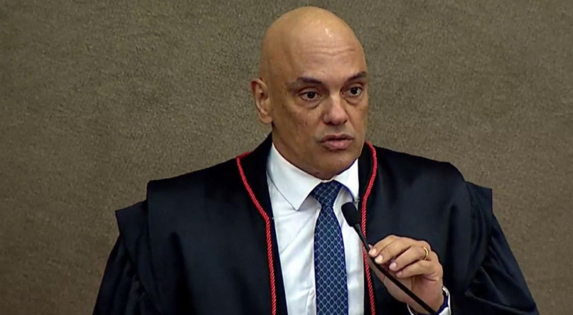 Ministro do STF e presidente do TSE, Alexandre de Moraes fala em microfone durante sessão