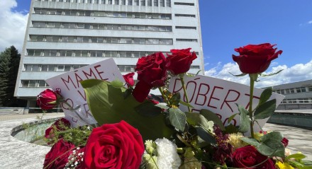 Flores e homenagens do lado de fora do Hospital onde o primeiro-ministro eslovaco Robert Fico, que foi baleado e ferido, está sendo tratado, em Banska Bystrica, no centro da Eslováquia