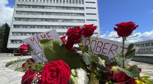 Flores e homenagens do lado de fora do Hospital onde o primeiro-ministro eslovaco Robert Fico, que foi baleado e ferido, está sendo tratado, em Banska Bystrica, no centro da Eslováquia