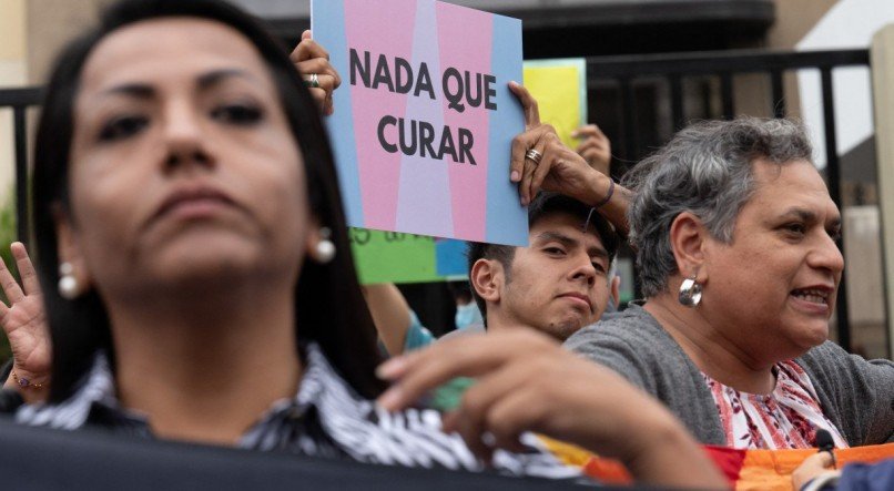 Cerca de 200 manifestantes se reuniram em frente à sede do Ministério da Saúde