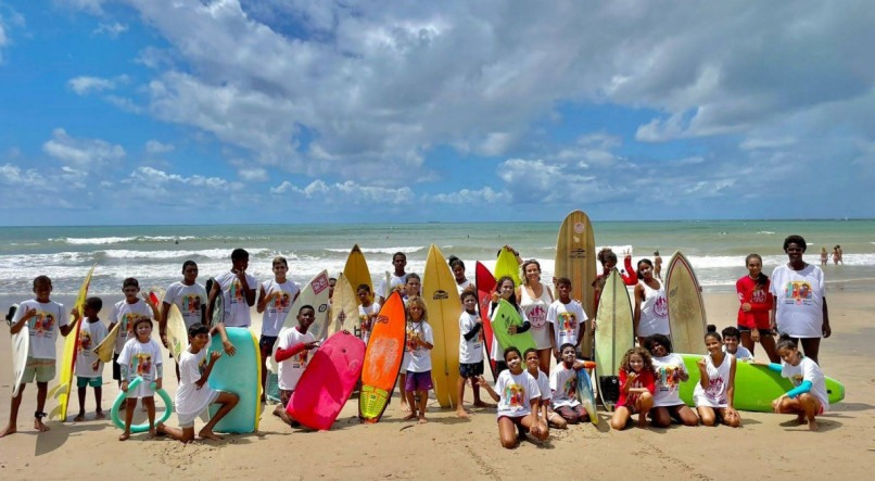 ONG Todas Para o Mar auxilia crianças e jovens através do surfe