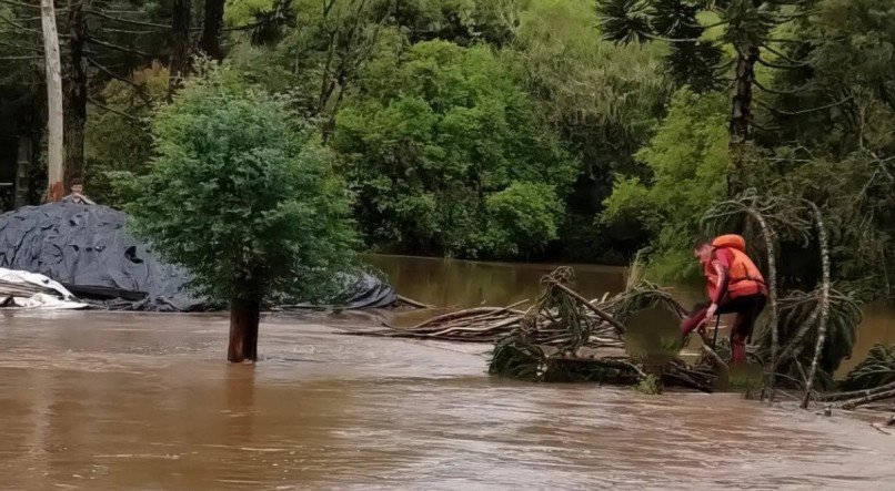 Santa Catarina segue com chuva e previsão de enchente e ventos fortes