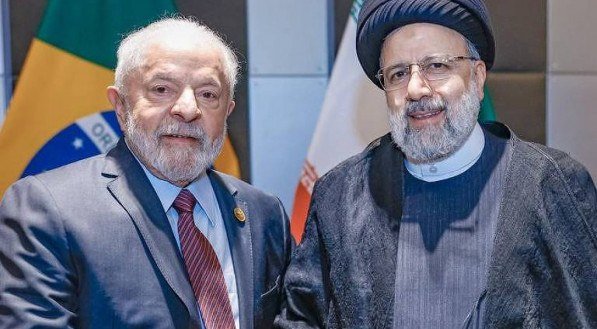 Lula da Silva cumprimenta Ebrahim Raisi quando da entrada do Irã no bloco do Brics