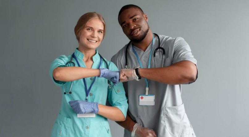 Imagem ilustrativa para mensagem do Dia do Técnico de Enfermagem mostrando dois profissionais celebrando