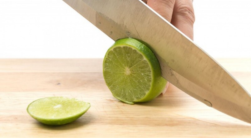 Imagem ilustrativa de limão sendo cortado para fazer desinfetante natural