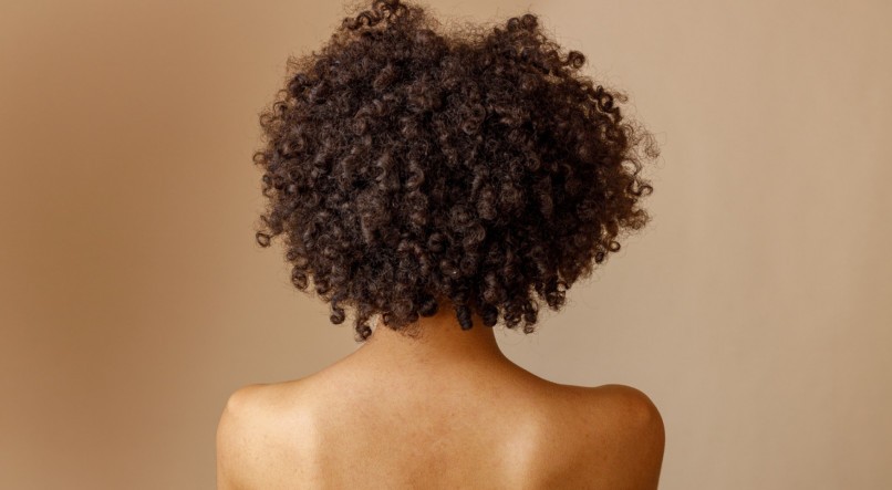 Imagem ilustrativa de mulher com cabelo cacheado