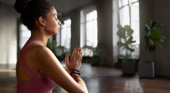 Imagem ilustrativa de mulher fazendo meditação