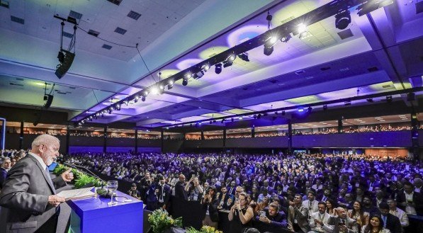 Presidente Lula promete a prefeitos empenho para reduzir tributos