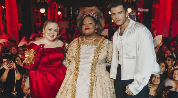 MC Carol com as estrelas Nicola Coughlan e Luke Newton no Baile Funk Bridgerton