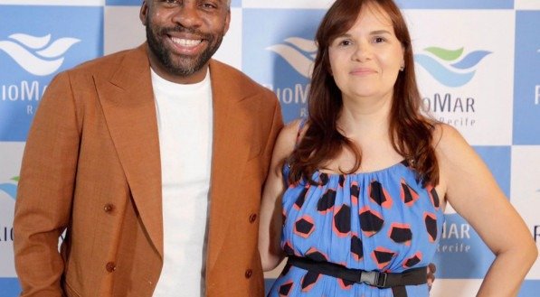 O ator e escritor Lázaro Ramos recebido por Denielly Halinski, gerente de marketing do RioMar, no Festival RioMar de Literatura