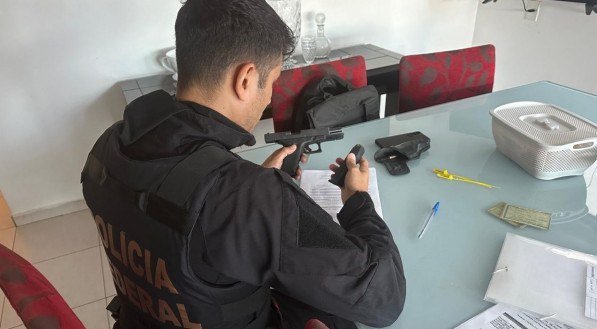 Na operação, foram apreendidas armas e outros materiais que vão passar por perícias