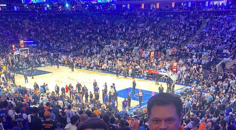 Daniel Asfora e Drayton Nejaim no jogo do New York Nicks, no Madison Square Garden em Nova York