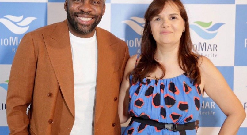 O ator e escritor Lázaro Ramos recebido por Denielly Halinski, gerente de marketing do RioMar, no Festival RioMar de Literatura