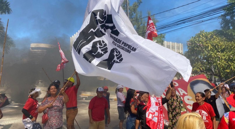 Protesto cobra da Prefeitura do Recife a construção de moradias para famílias que hoje estão na ocupação Ranúsia Alves