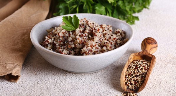 Imagem ilustrativa: quinoa cozida em uma tigela