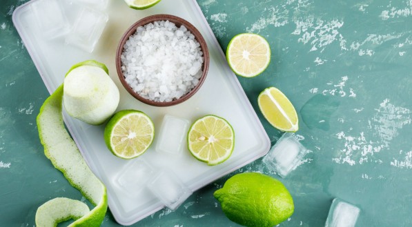 Limão e sal grosso estão entre os ingredientes de fácil obtenção da simpatia