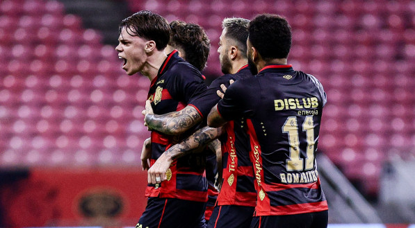 Imagem do atacante Barletta comemorando um gol pelo Sport com os companheiros