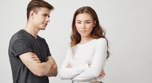 Jovem casal discutindo. Desentendimento de relacionamento