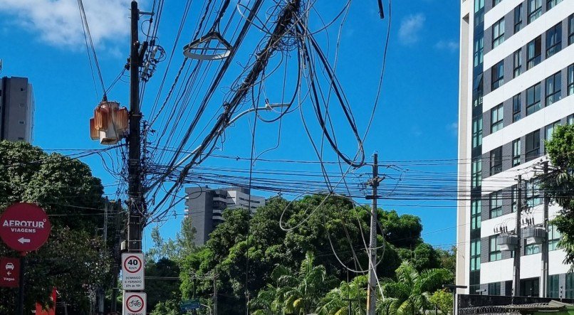 Emaranhado de fios prevalece nos postes do Recife