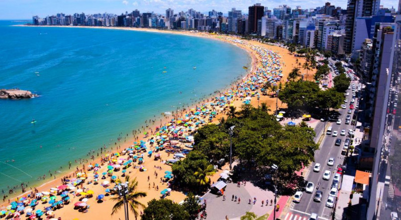 Imagem ilustra vista aérea do litoral de Vila Velha, no Espírito Santo, onde há feriado dia 23 de maio