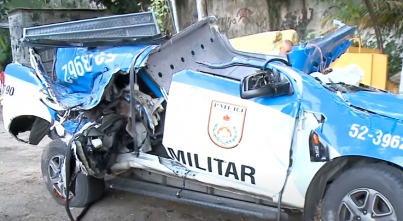 Foto de viatura destruída após perseguição policial no Rio de Janeiro