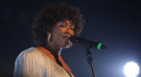 Luedji Luna, atração do Palco Sunset no Rock in Rio 2024, em show na Casa Natura (SP)