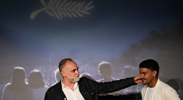 Karim Ainouz e o ator Iago Xavier na confer&ecirc;ncia de imprensa de Motel Destino no 77&ordm; Festival de Cannes