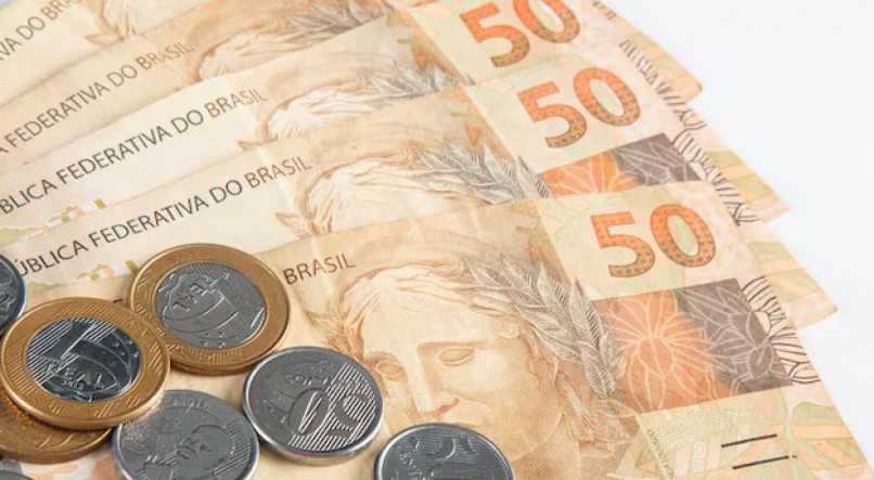 Imagem ilustrativa de notas de R$ 50 e moedas em referência ao pagamento do PIS Pasep 2024