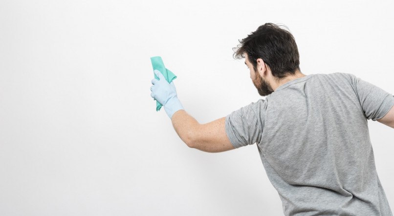 Homem limpando parede