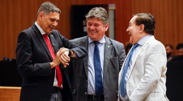 Os deputados, João Paulo, Sileno Guedes e Izaias Régis no plenário da Assembleia Legislativa