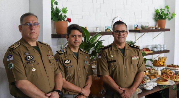 Comandante-geral, Ivanildo Torres (c), com o subcomandante, Cláudio Lopes, e o assessor de comunicação, Glauber Vieira