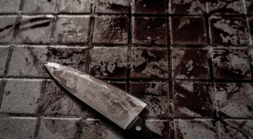 Imagem ilustrativa de uma faca suja, mulher foi morta a facadas