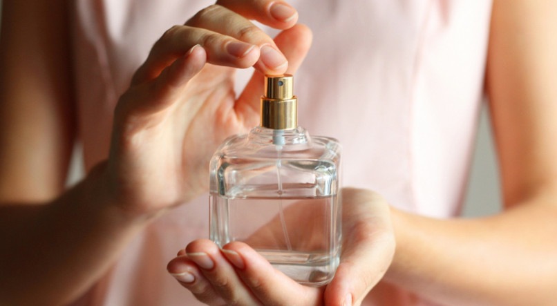 Mulher segurando perfume