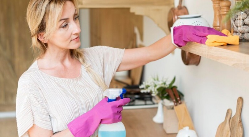 Imagem ilustrativa de mulher usando mistura para deixar casa com cheiro de limpeza