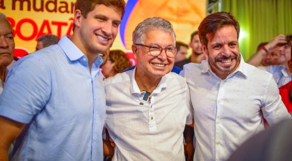 Vice-presidente do PSB, o prefeito João Campos oficializou o apoio do partido a pré-candidatura de Elias Gomes (PT)