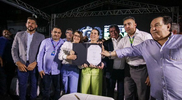 Raquel Lyra assinou a autorização para a implantação do novo trecho da Adutora do Agreste