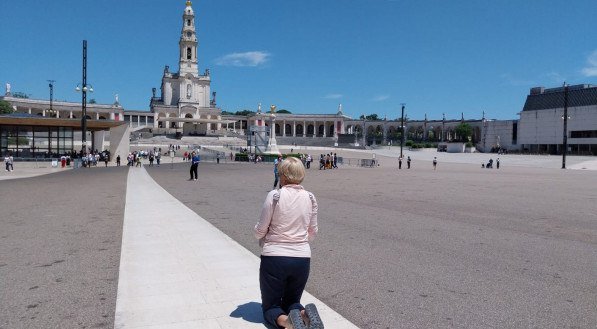 O 1º Congresso Internacional Cura e Libertação acontece em Lourdes, na França, e o Congresso Mariano em Fátima, em Portugal. Na foto, a devoção à Nossa Senhora do Rosário de Fátima