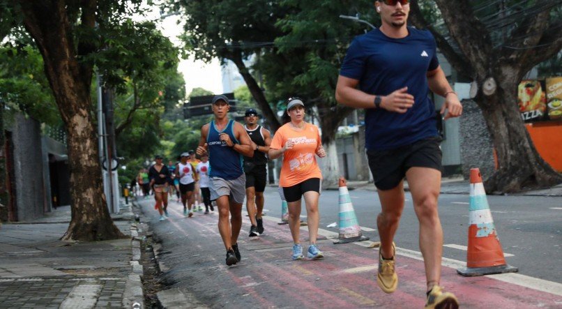  O Corredor Recife de Esporte e Lazer percorre um trajeto de 11,5 km, ligando as zonas Norte e Sul, passando pelo centro histórico da cidade