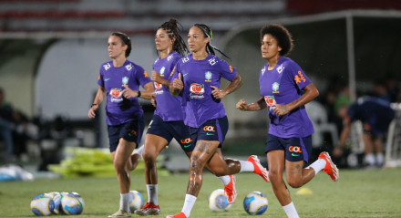 Treino da seleção brasileira de futebol feminino no Arruda. Foto: Marlon Costa/AGIF
