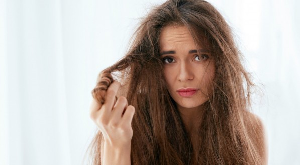 Mulher com cabelos danificados pela porosidade alta.