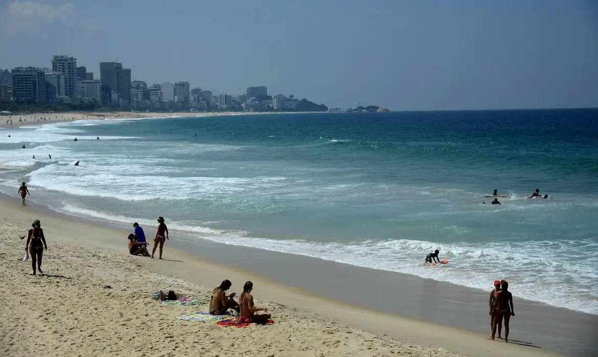 Imagem ilustrativa de praia; brasileiros têm costume de passar o feriado no litoral
