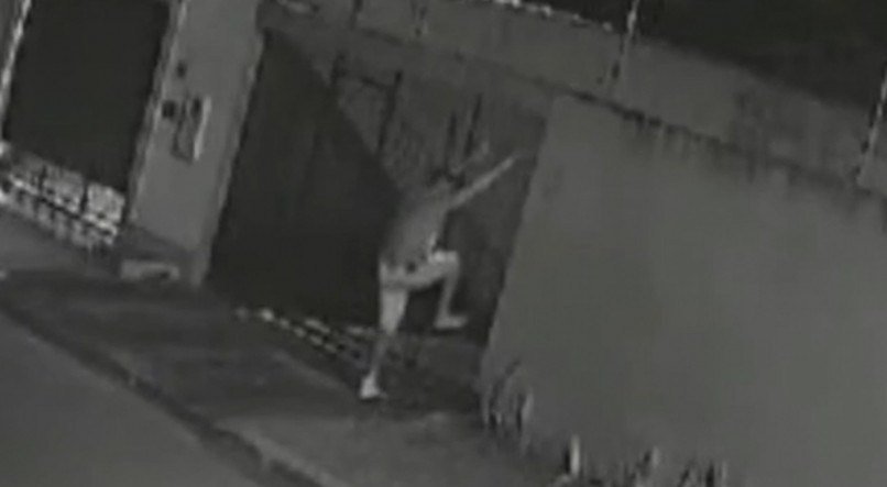 Imagem de câmera de segurança mostra homem pulando muro para invadir casa da ex-mulher