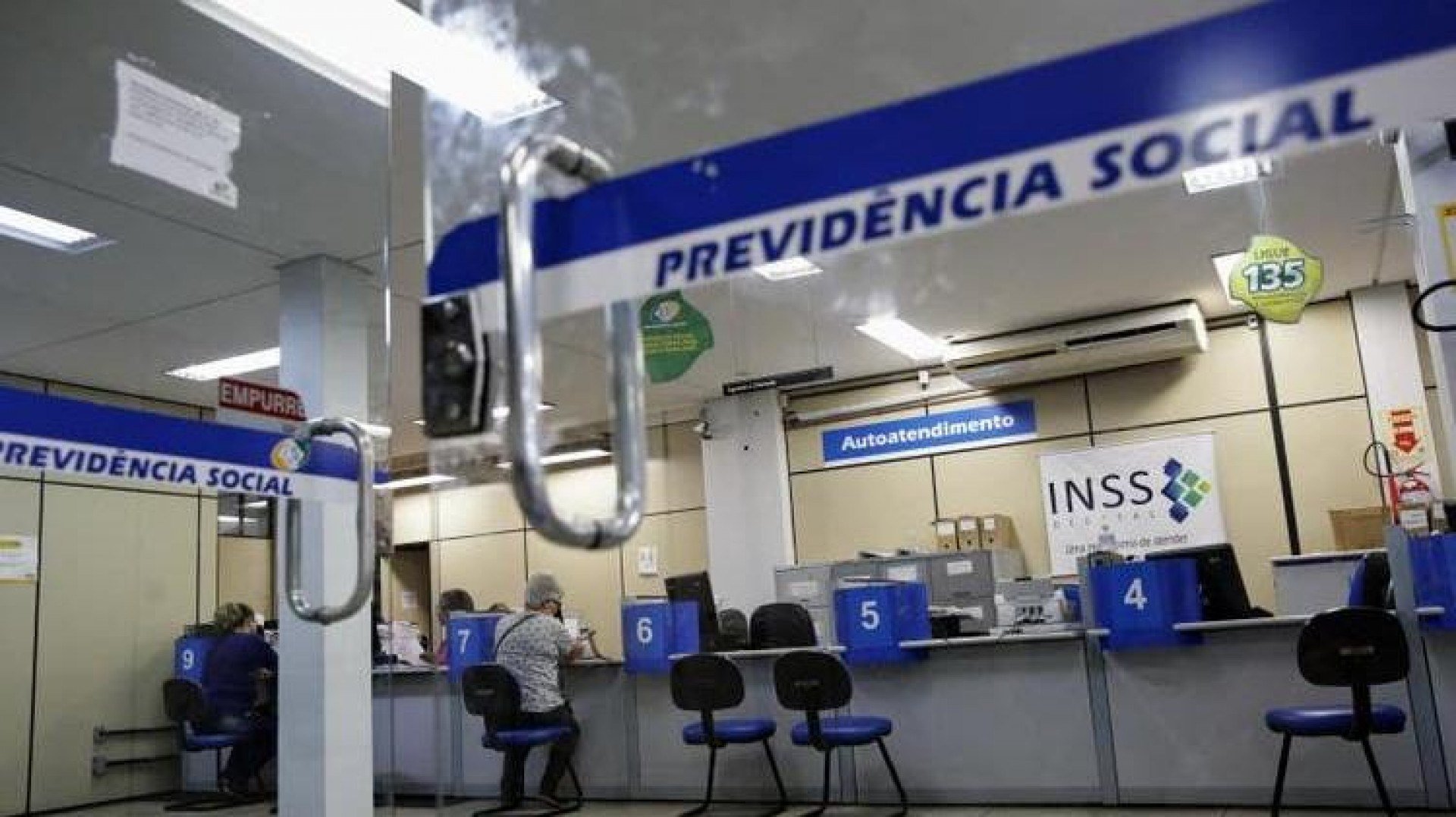 Fraude no INSS: Governo suspende descontos e diz que valores serão restituídos aos aposentados