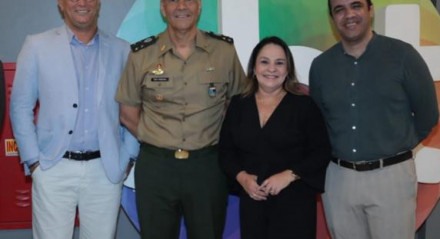 Laurindo Ferreira, Mônica Carvalho e Igor Maciel recebem o general Maurílio Ribeiro, comandante militar do Nordeste, na visita ao Sistema Jornal do Commercio de Comunicação
